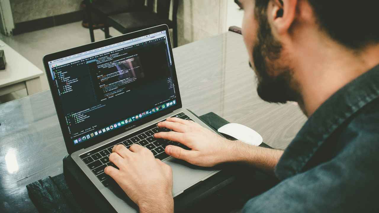 Чем отличается кодер от разработчика?