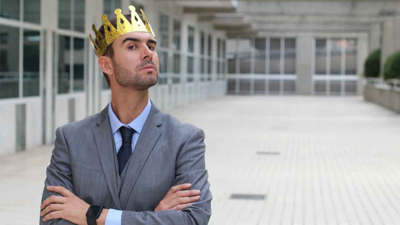Чем отличается самовлюбленность от эгоизма?
