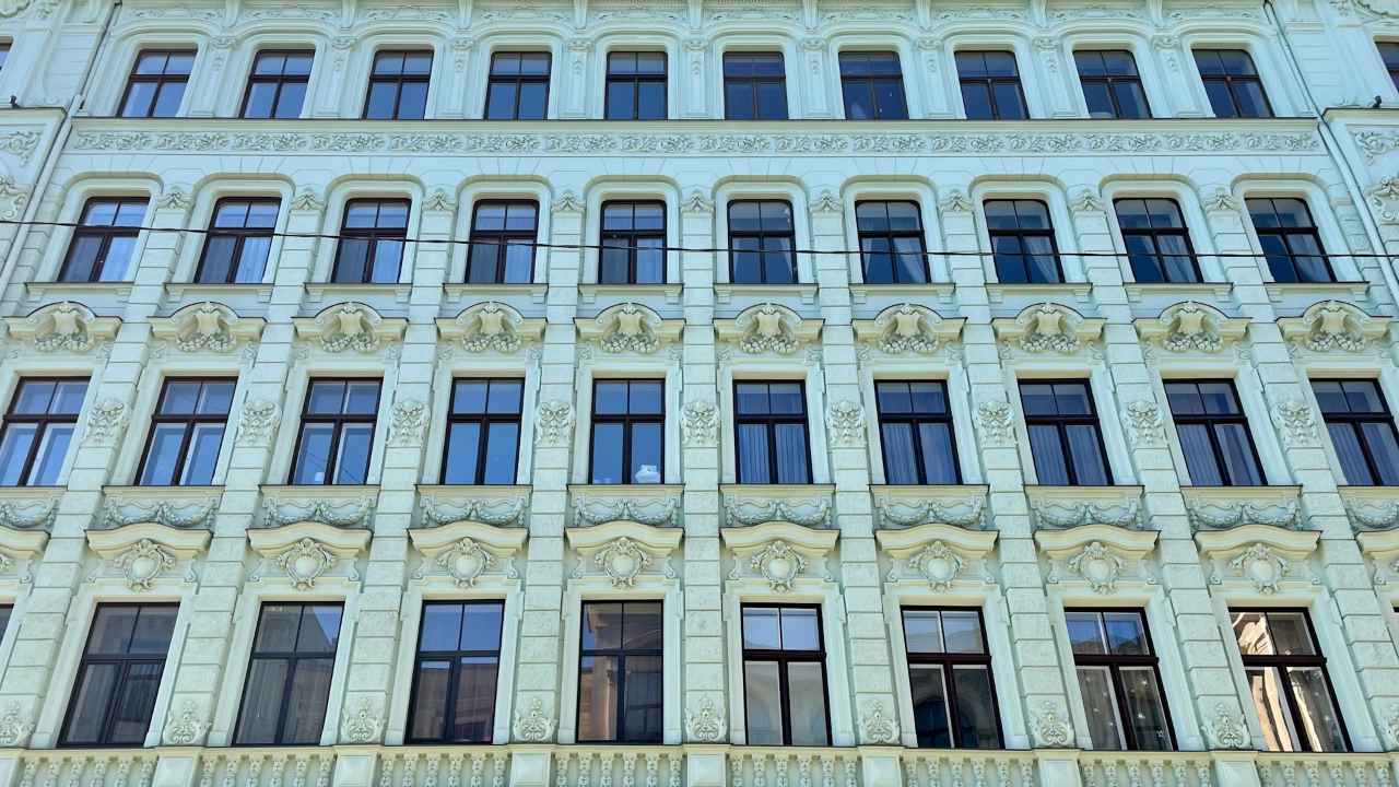 Чем отличается бюрократ от чиновника?